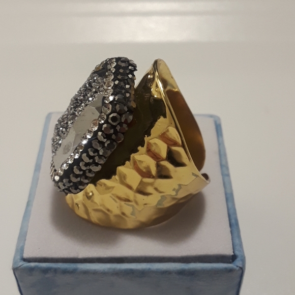 Ring band size 7 gold tone gorgeous - Picture 2 of 3